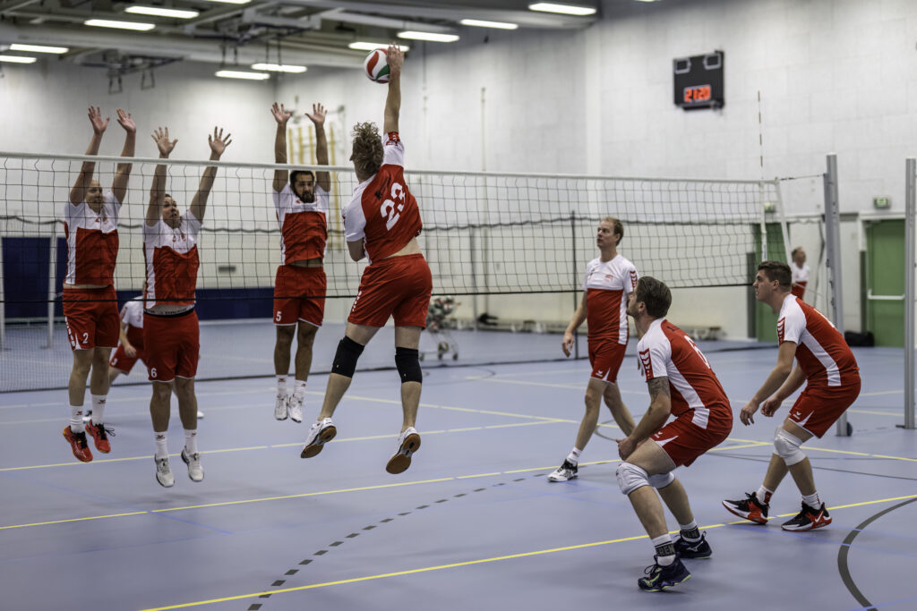 Heren in actie met een mooie 3 mans blok. Rowi heren 1 traint in het wedstrijd tenue