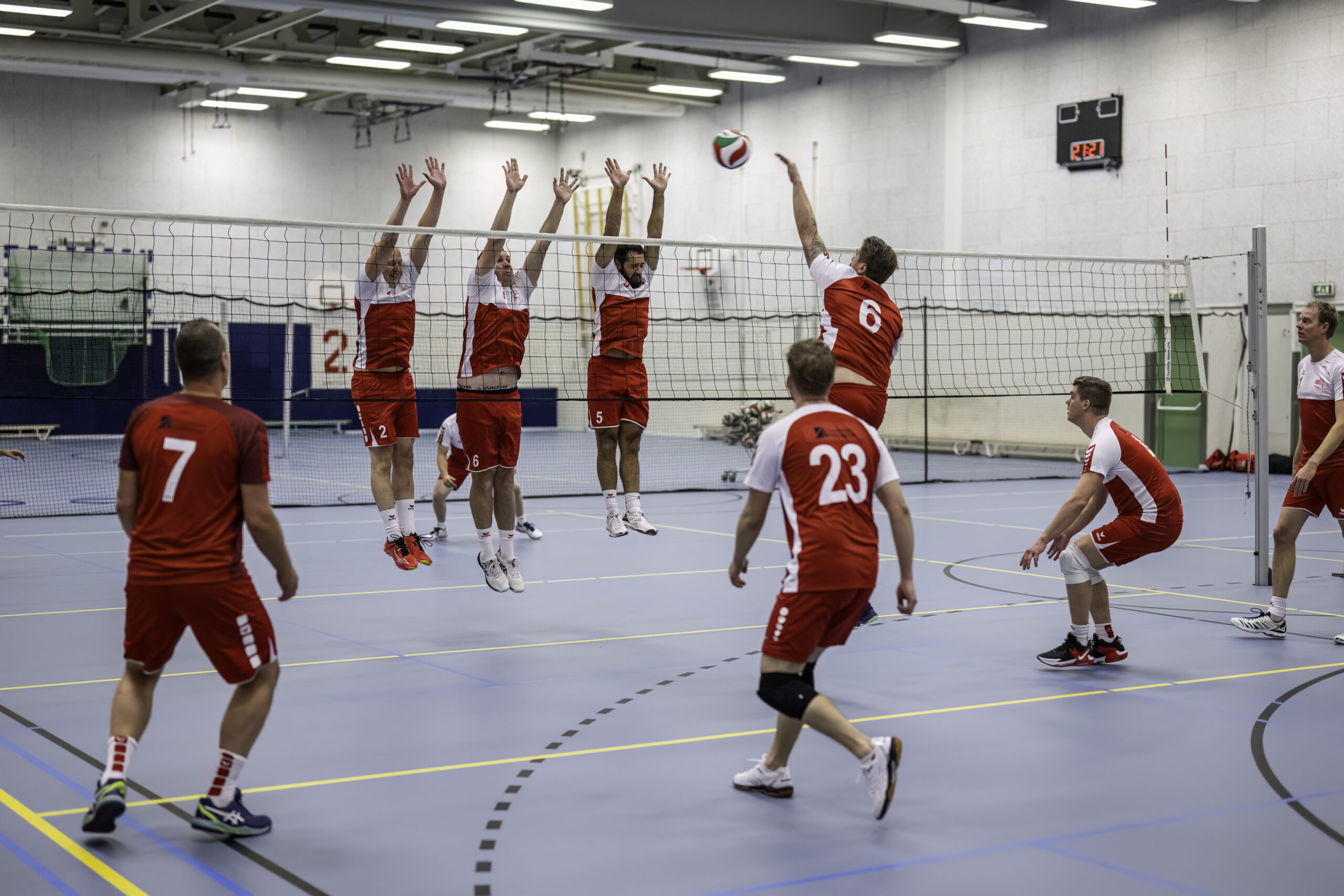 Heren in actie met een mooie 3 mans blok. Rowi heren 1 traint in het wedstrijd tenue