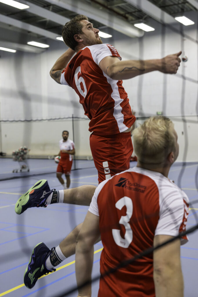 Een aanvals actie van Rowi heren 1 team. De heren hebben teamkleding aan tijdens een training.