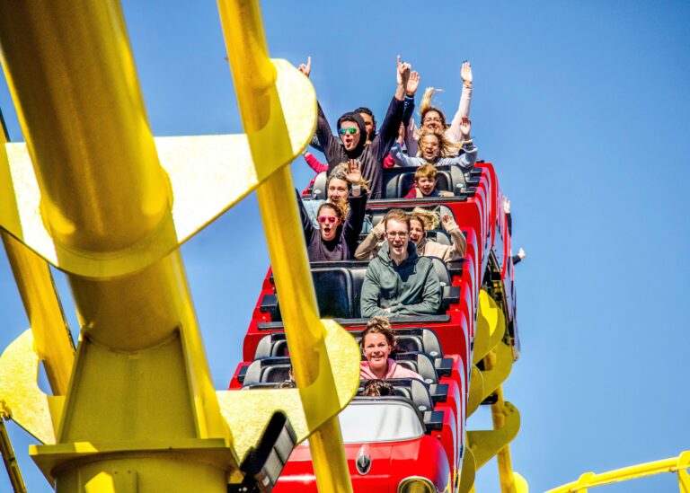 Een groep kinderen in een schommelschip